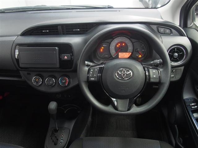 Фото Toyota Vitz 2013 года выпуска